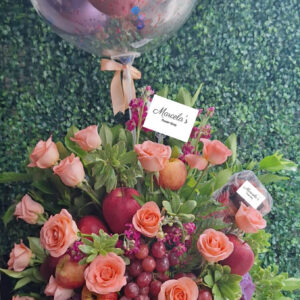 Arreglo frutal con rosas