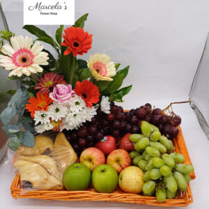 bandeja con frutas, flores  y pan dulce