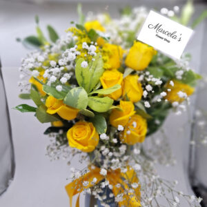 Jarrón con rosas amarillas y baby breath
