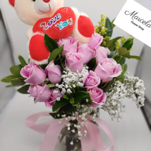 Jarron con rosas y peluches